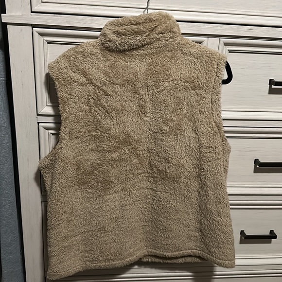 Women’s Size XL Tan Fuzzy North Face Vest - Picture 2 of 3